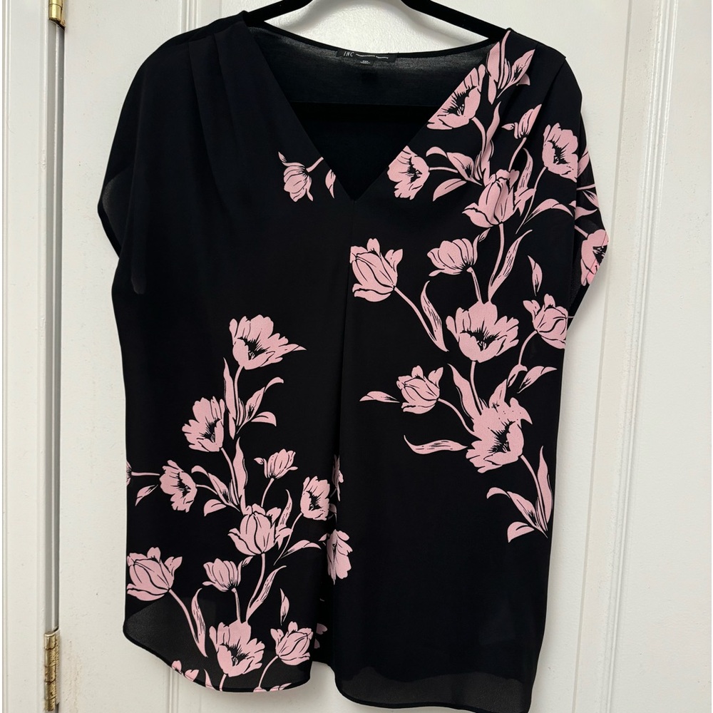 Pretty blouse INC